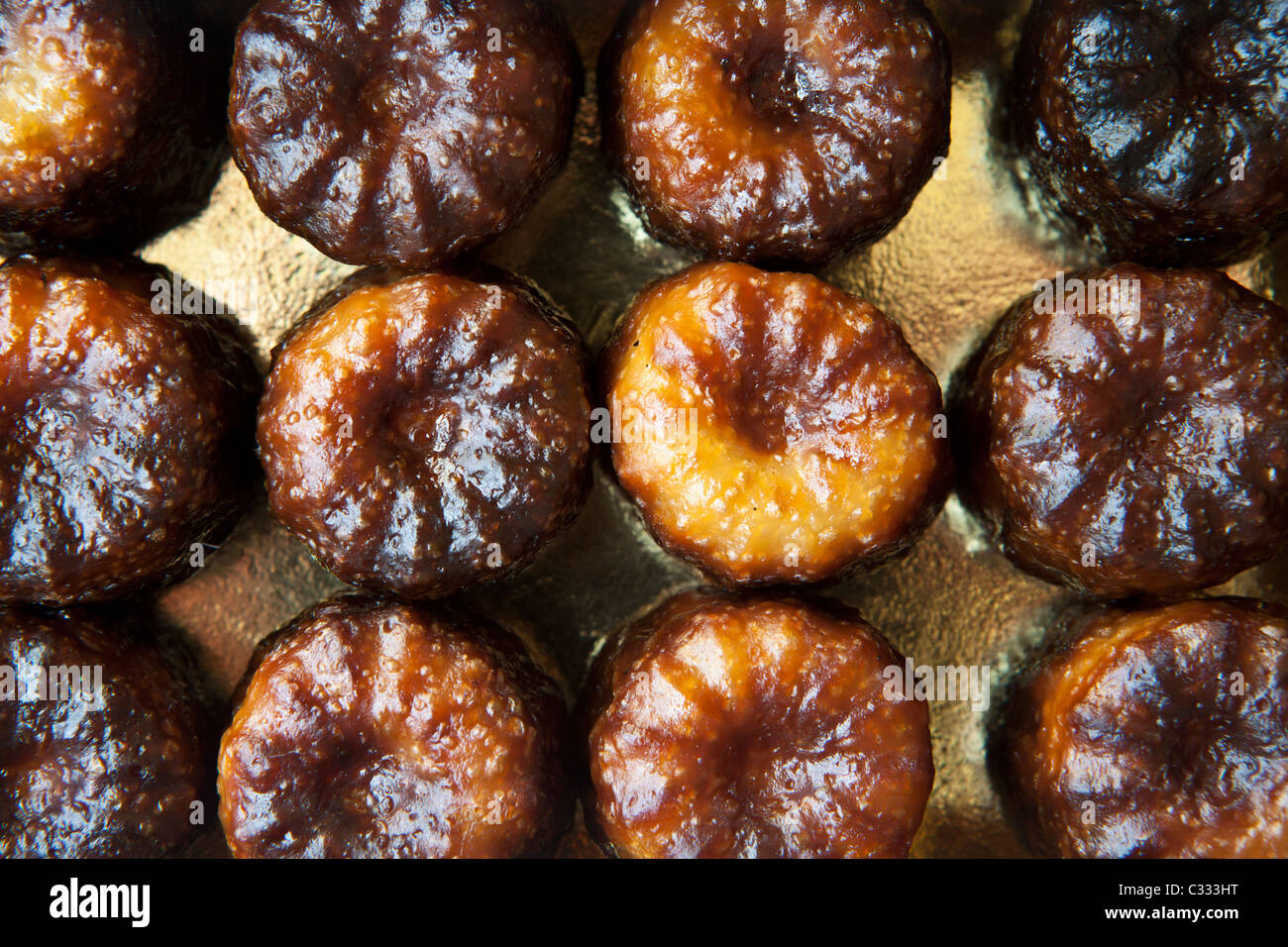 Francais De Specialite Patisserie Gateau Gateaux De Lemoine A Bordeaux France Le Canele De Bordeaux Photo Stock Alamy