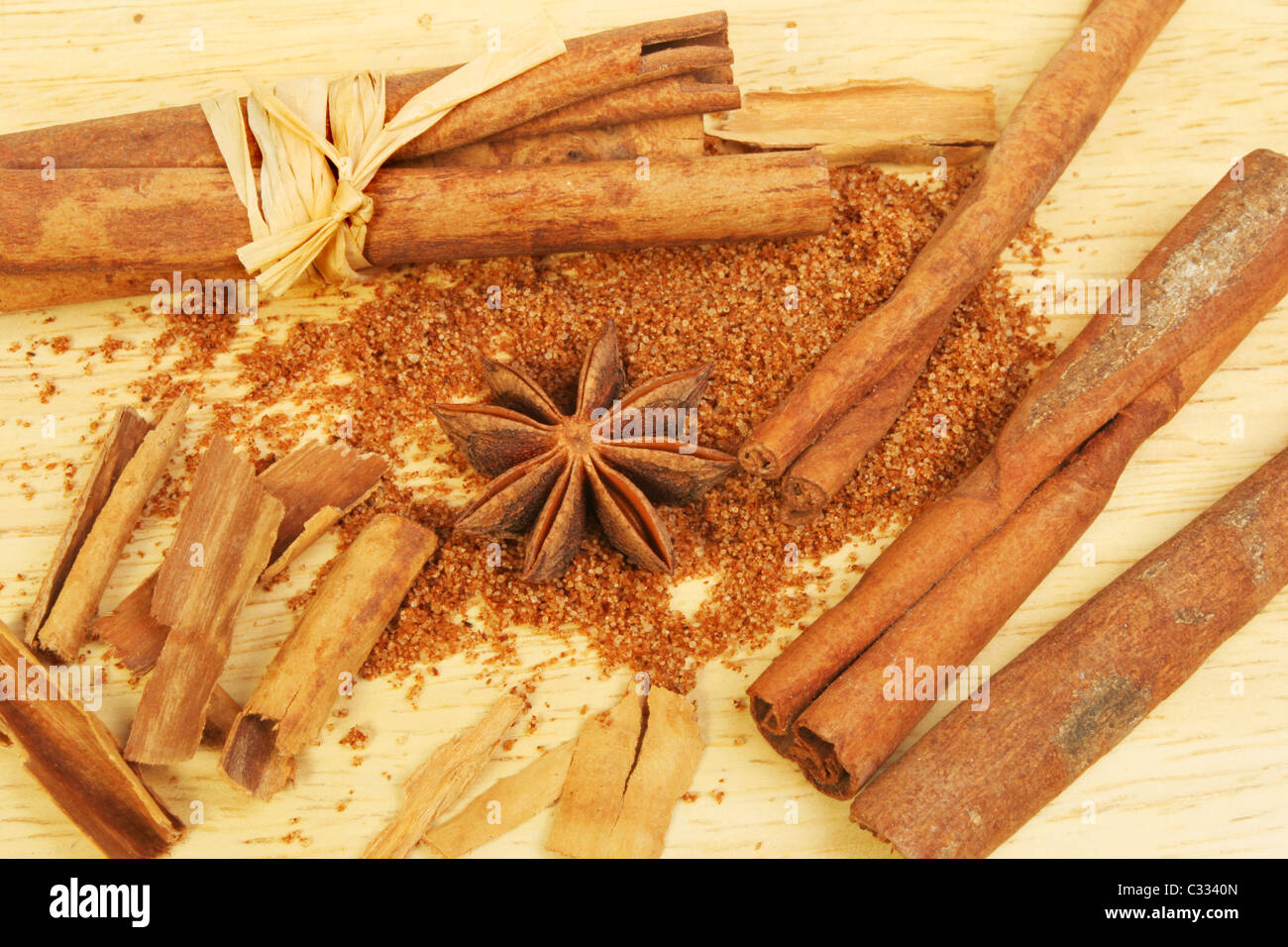 La cannelle, l'anis étoilé et de cinq épices chinois sur une planche en bois Banque D'Images