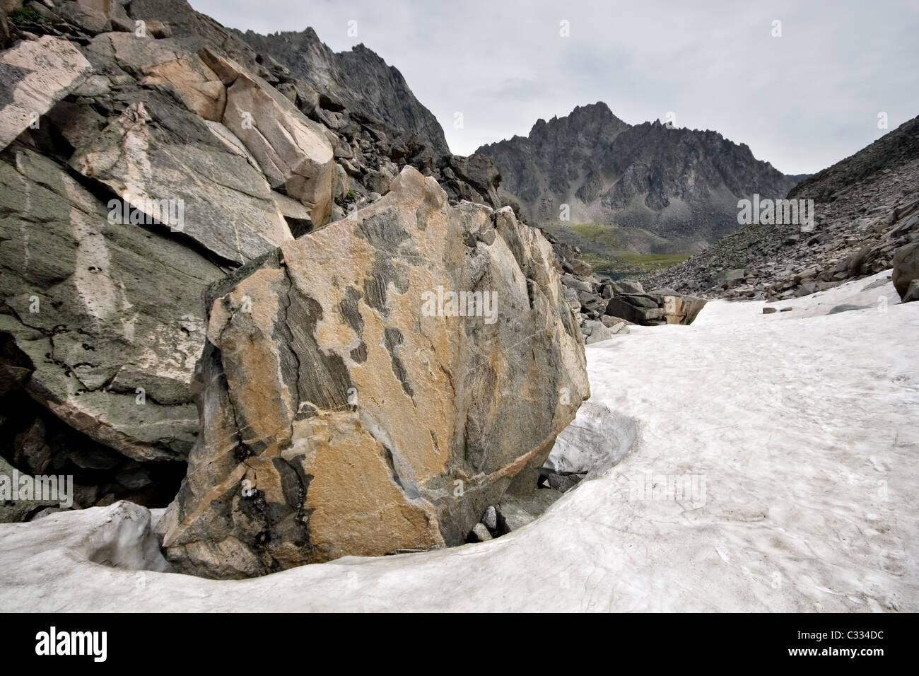 Les roches complexes entre la neige dans les montagnes des Sayanes. La Sibérie. La Russie. Banque D'Images