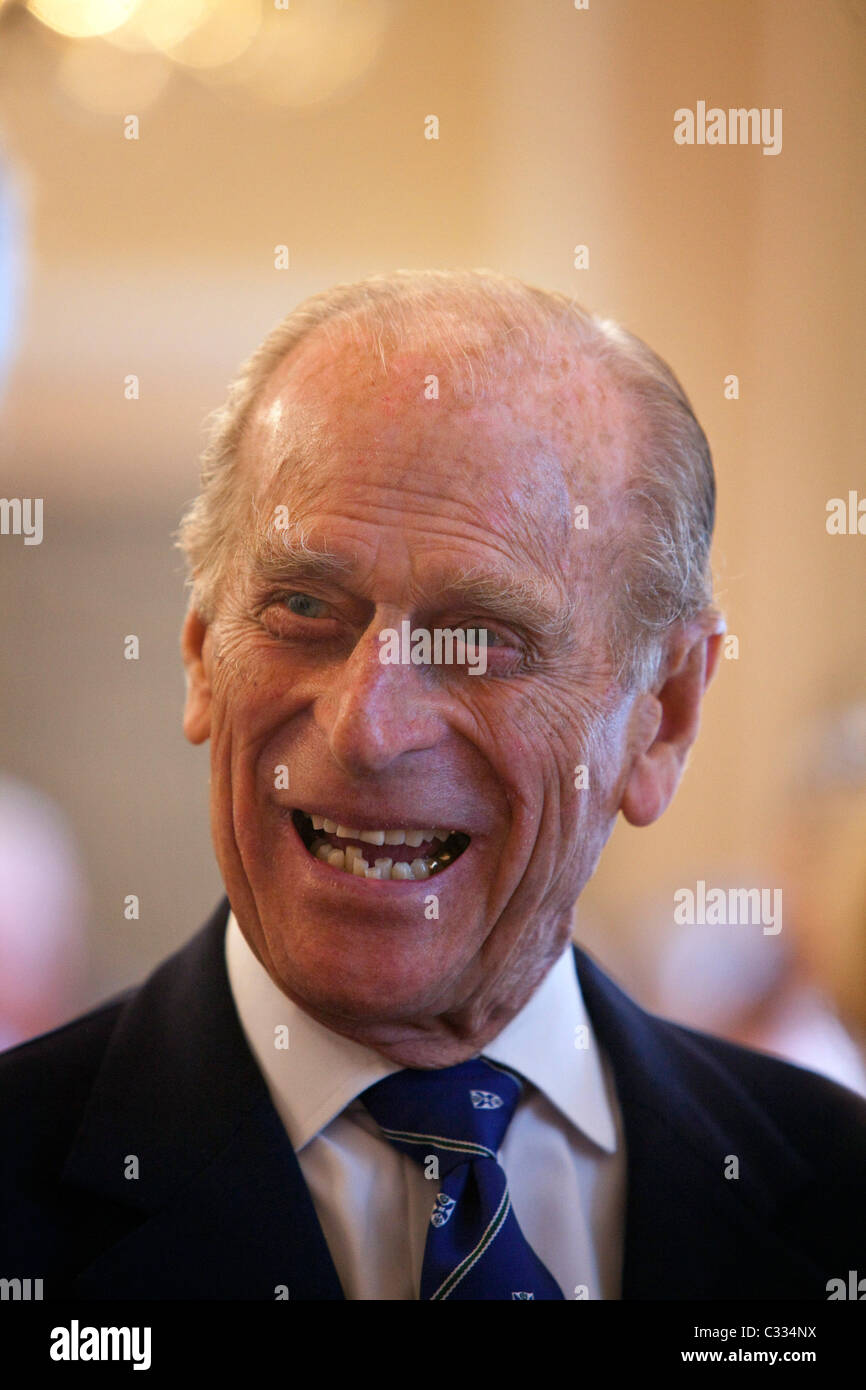 Son Altesse Royale le duc d'Édimbourg à la Royal Society d'Édimbourg à présent Médailles Royal Banque D'Images