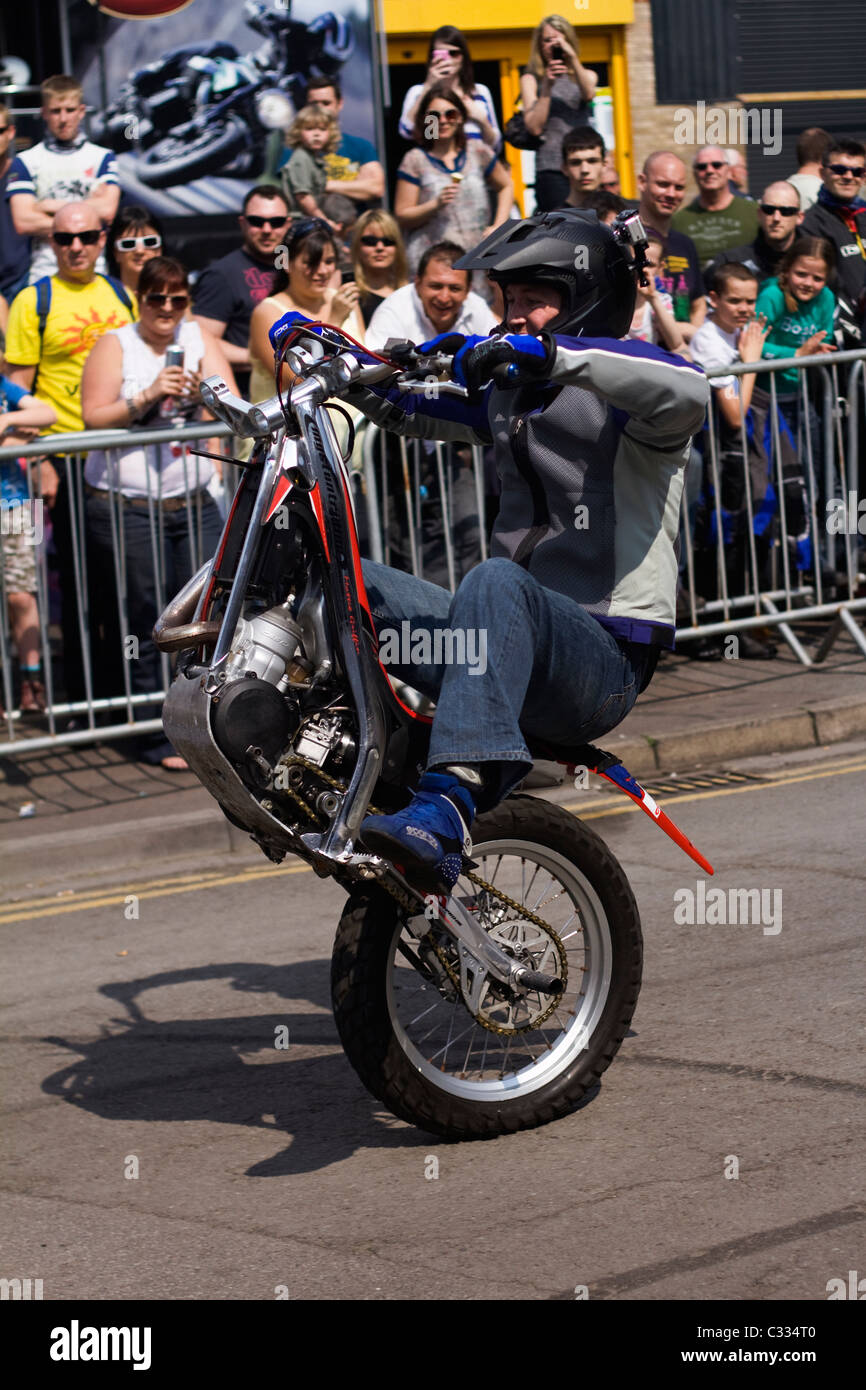Une photographie d'une moto Stunt Rider sur vélo avec une seule roue arrière Banque D'Images
