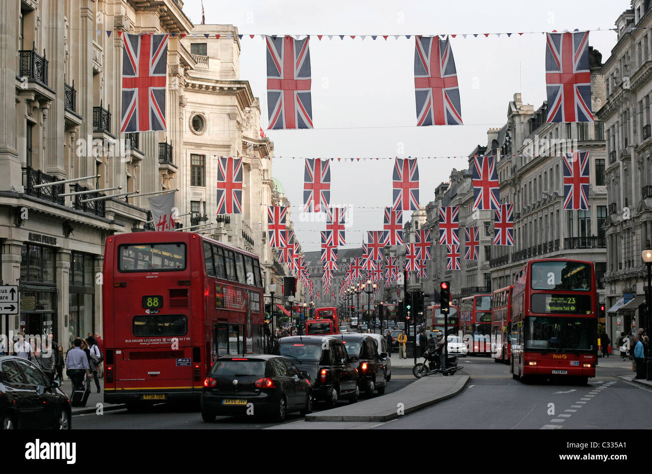 Drapeaux Union Jack de haut vol dans le quartier londonien de Regents Street pour célébrer le mariage royal sur 29-4-11 Banque D'Images
