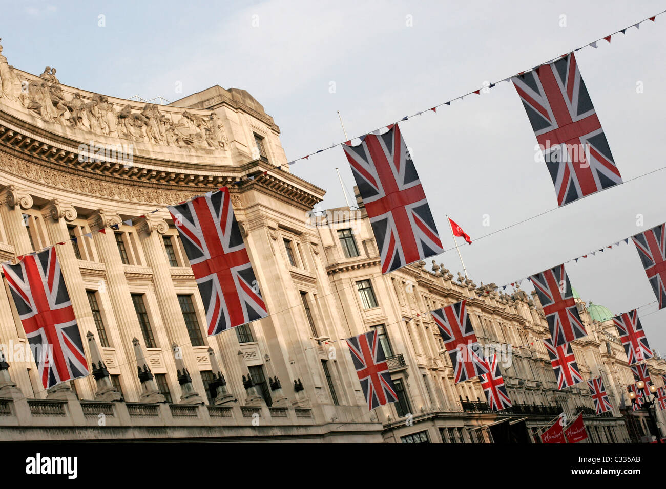 Drapeaux Union Jack de haut vol dans le quartier londonien de Regents Street pour célébrer le mariage royal sur 29-4-11 Banque D'Images