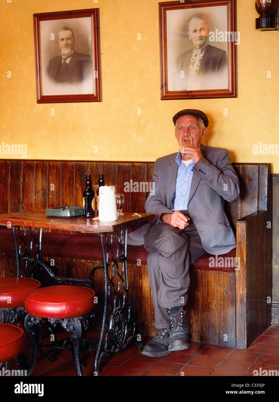 L'Irlande, l'homme plus âgé de boire dans un pub Banque D'Images