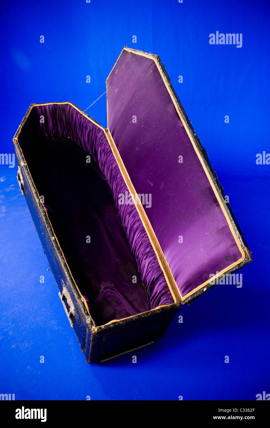 Cercueil ouvert avec intérieur en velours Banque D'Images