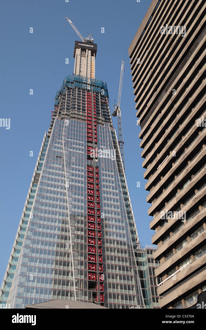Le Shard London Bridge en construction (avril 2011) à côté de l'ancien hôpital gars aile Tour, London Bridge, London, UK. Banque D'Images