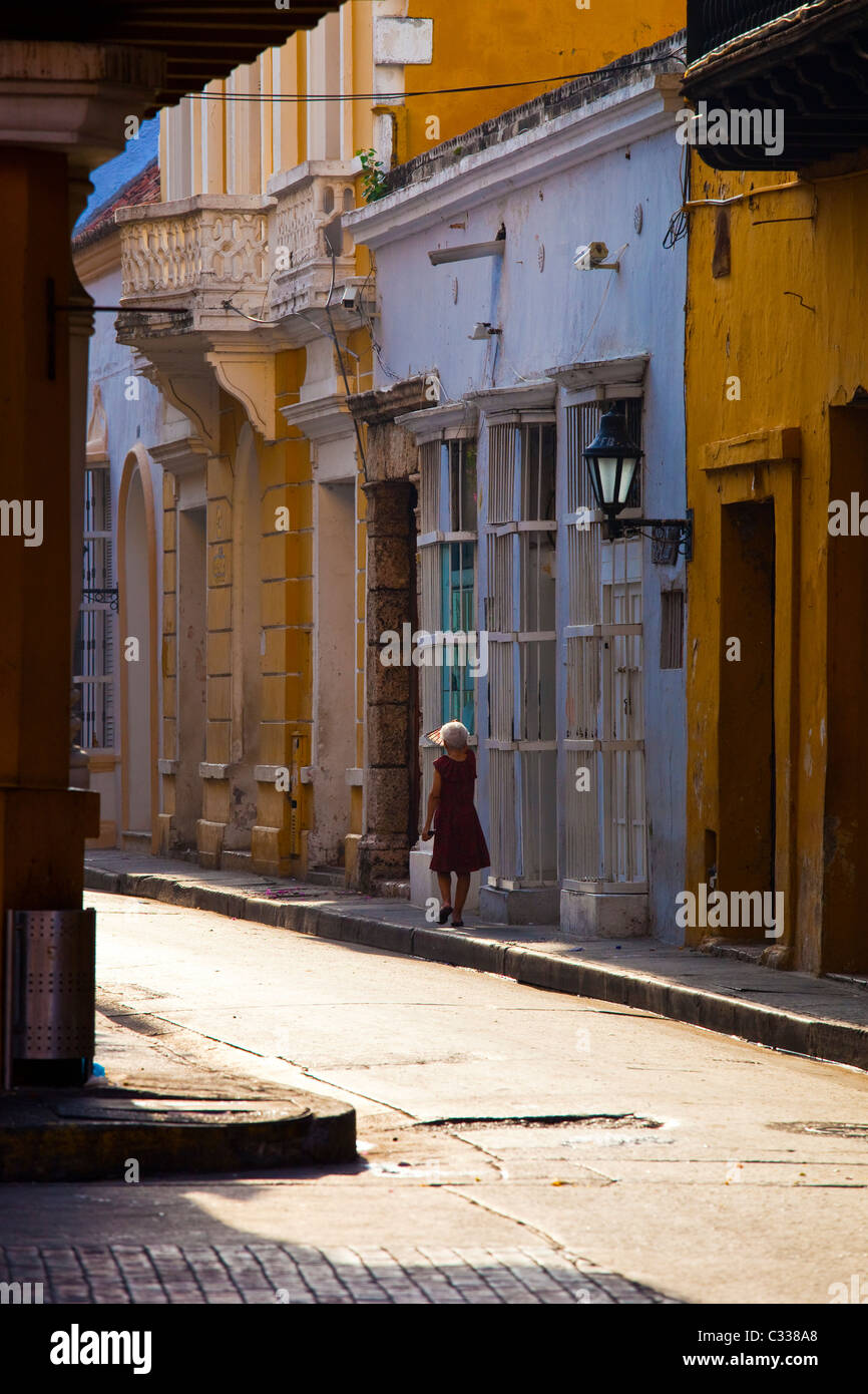 Femme dans une rue étroite à Carthagène, Colombie Banque D'Images