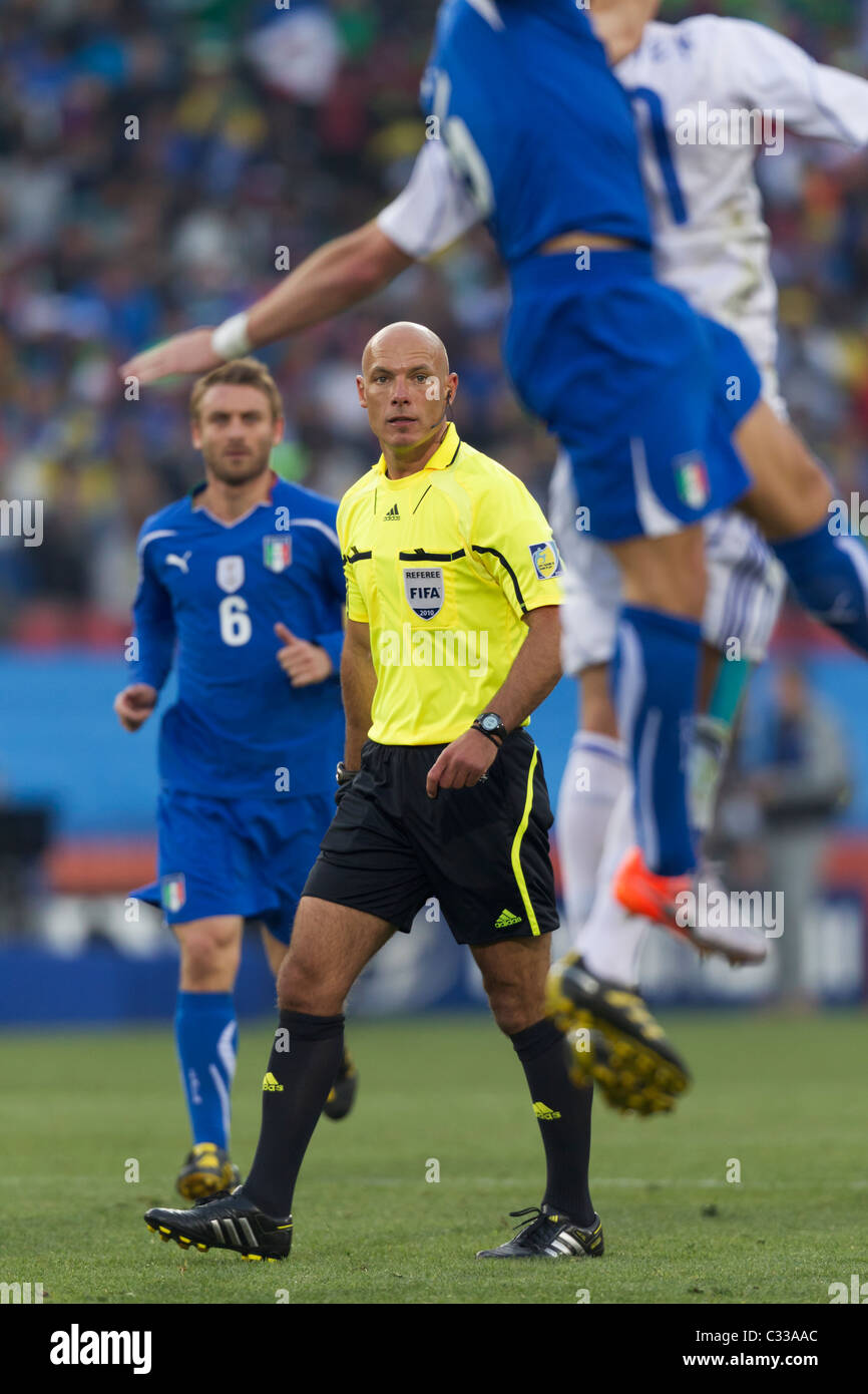 L'arbitre Howard Webb officiera un match du Groupe F de la Coupe du monde de la FIFA 2010 entre l'Italie et la Slovaquie le 24 juin 2010 au stade Ellis Park de Johannesburg, en Afrique du Sud. Usage éditorial exclusif. Aucune poussée vers l'utilisation d'appareils mobiles. Utilisation commerciale interdite. (Photographie de Jonathan Paul Larsen / Diadem images) Banque D'Images
