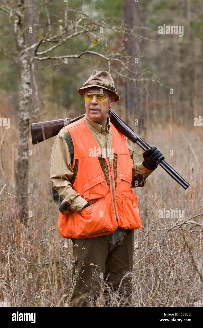 Chasseur d'oiseaux des hautes terres au cours d'un fusil de chasse avec Colins Hunt dans le Piney Woods de Dougherty Comté (Géorgie) Banque D'Images