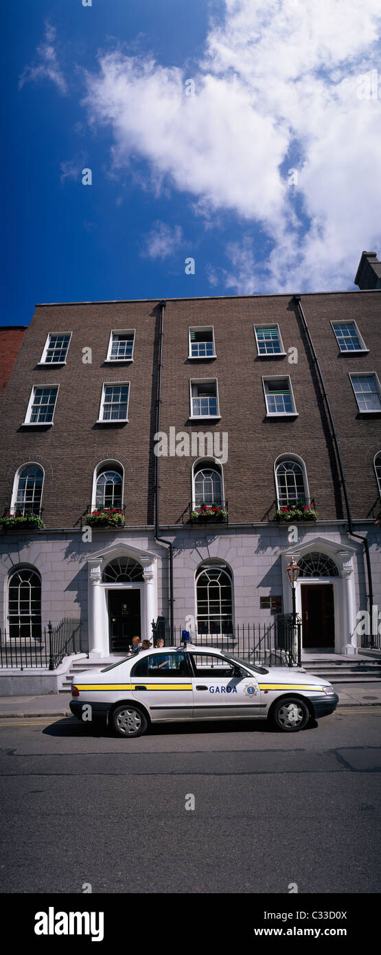 Dublin, Dublin, Irlande Co;Garda Squad Car Driving Down Road Banque D'Images