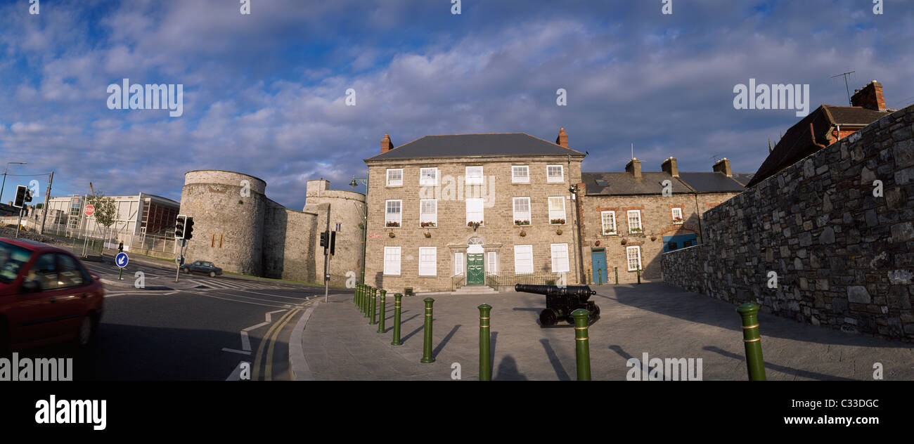 La ville de Limerick, Co Limerick,Ireland;Vue extérieure de King John's Castle et Bishops House Banque D'Images