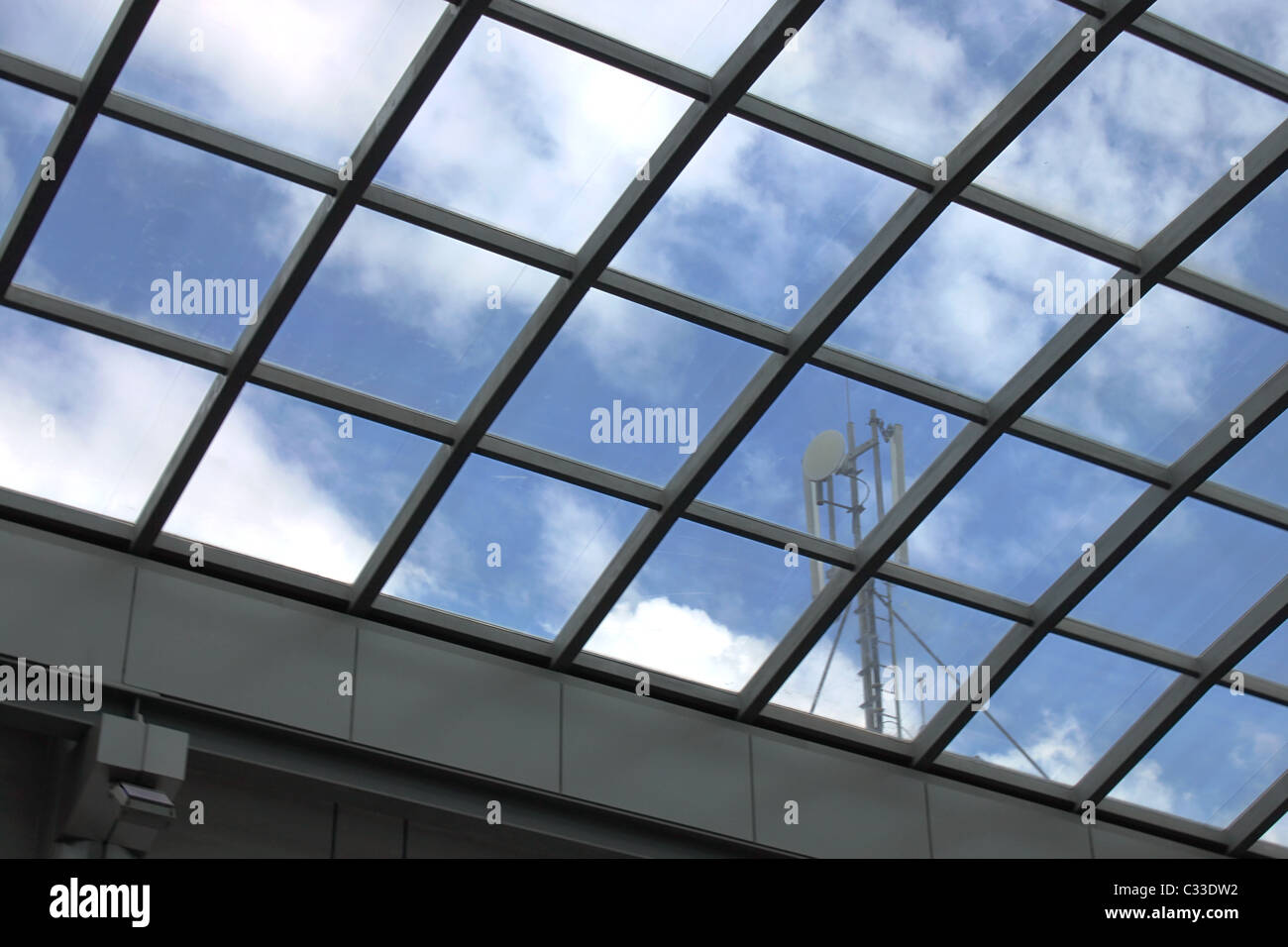 Station GSM derrière les fenêtres d'un immeuble moderne sur sky Banque D'Images