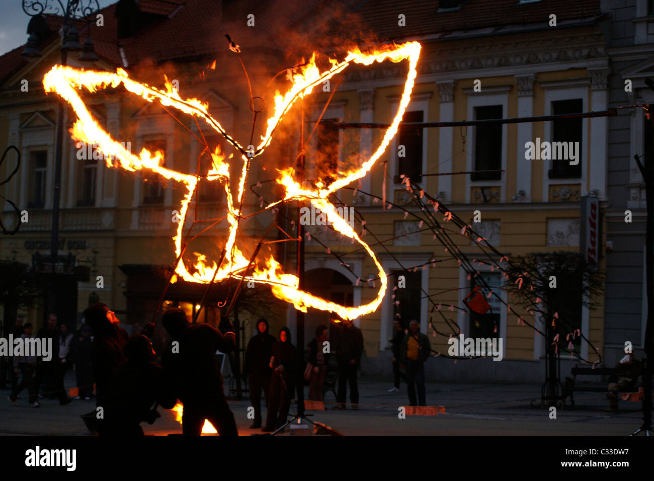 Papillon de nuit en plein air de combustion théâtre art performance, Banska Bystrica, Slovaquie Banque D'Images