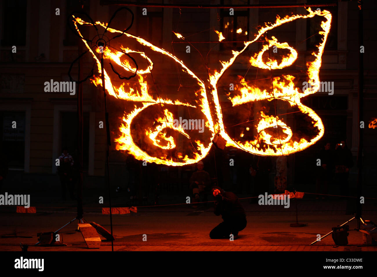 Papillon de nuit en plein air de combustion théâtre art performance, Banska Bystrica, Slovaquie Banque D'Images