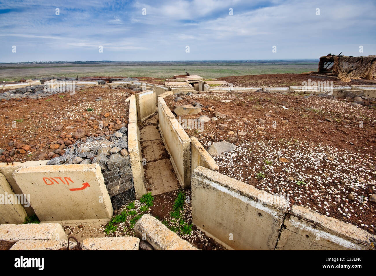 Plateau du Golan, Israël. Un bunker et tranchées sur la frontière israélo-syrienne à 'Téléphone Saki' ('Le Saki knoll'). Banque D'Images