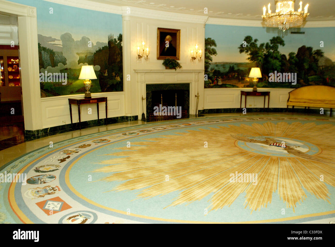 Atmosphère La Première dame Laura Bush a dévoilé un nouveau tapis dans la salle de réception diplomatique doté d''un pygargue à tête blanche encadrée par un Banque D'Images