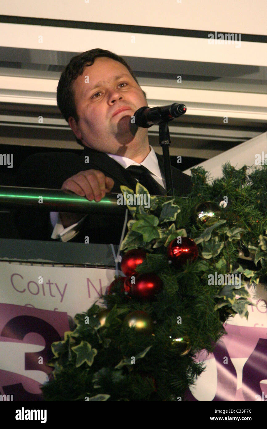 Britain's Got Talent, Paul Potts en prestation au Bridgend Designer Outlet de commutation des lumières de Noël de cérémonie Banque D'Images