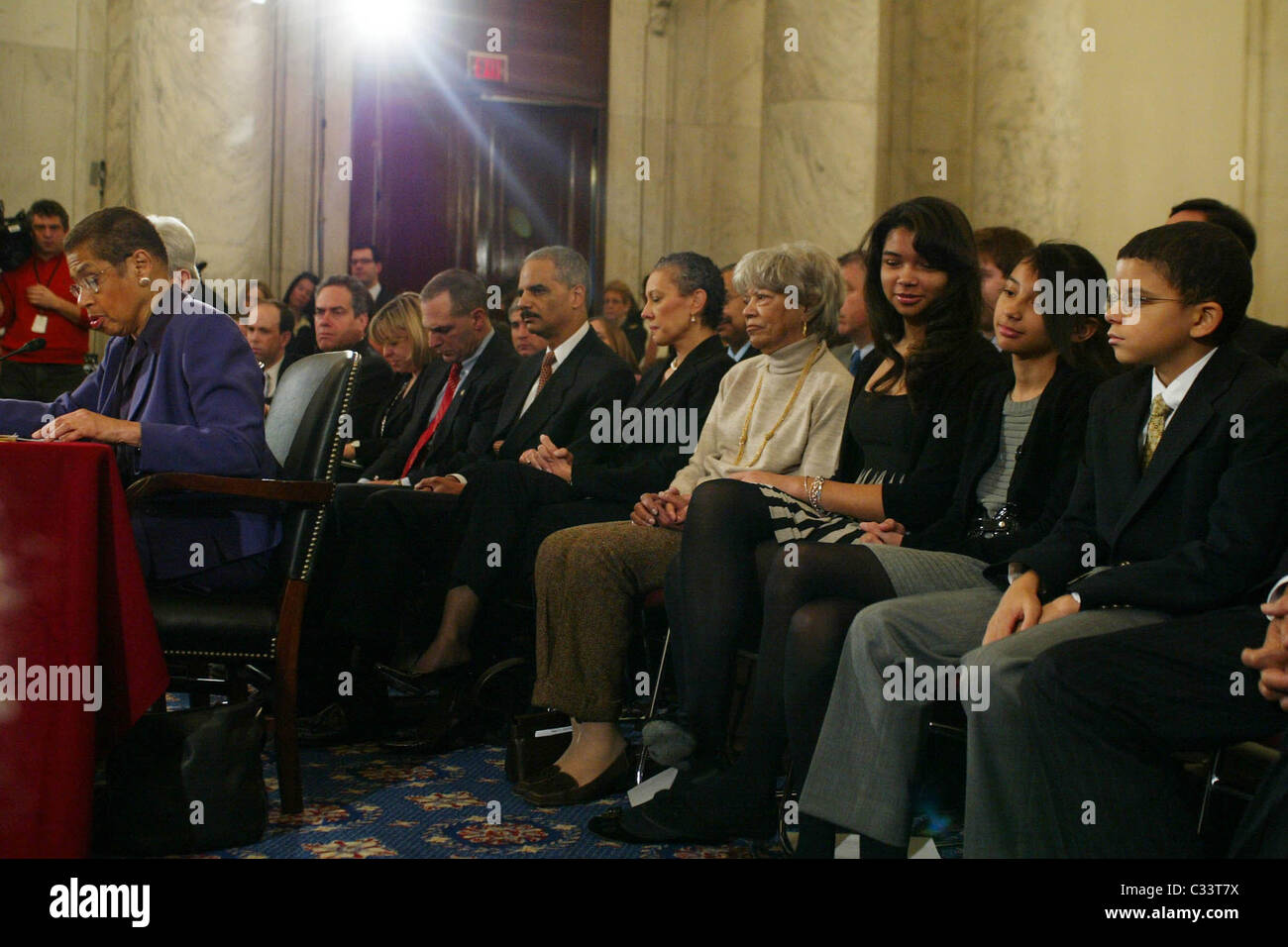 La sénatrice Dianne Feinstein, Eric Holder, et de la famille Le Comité judiciaire du Sénat audition de Eric Holder, Président élu Banque D'Images