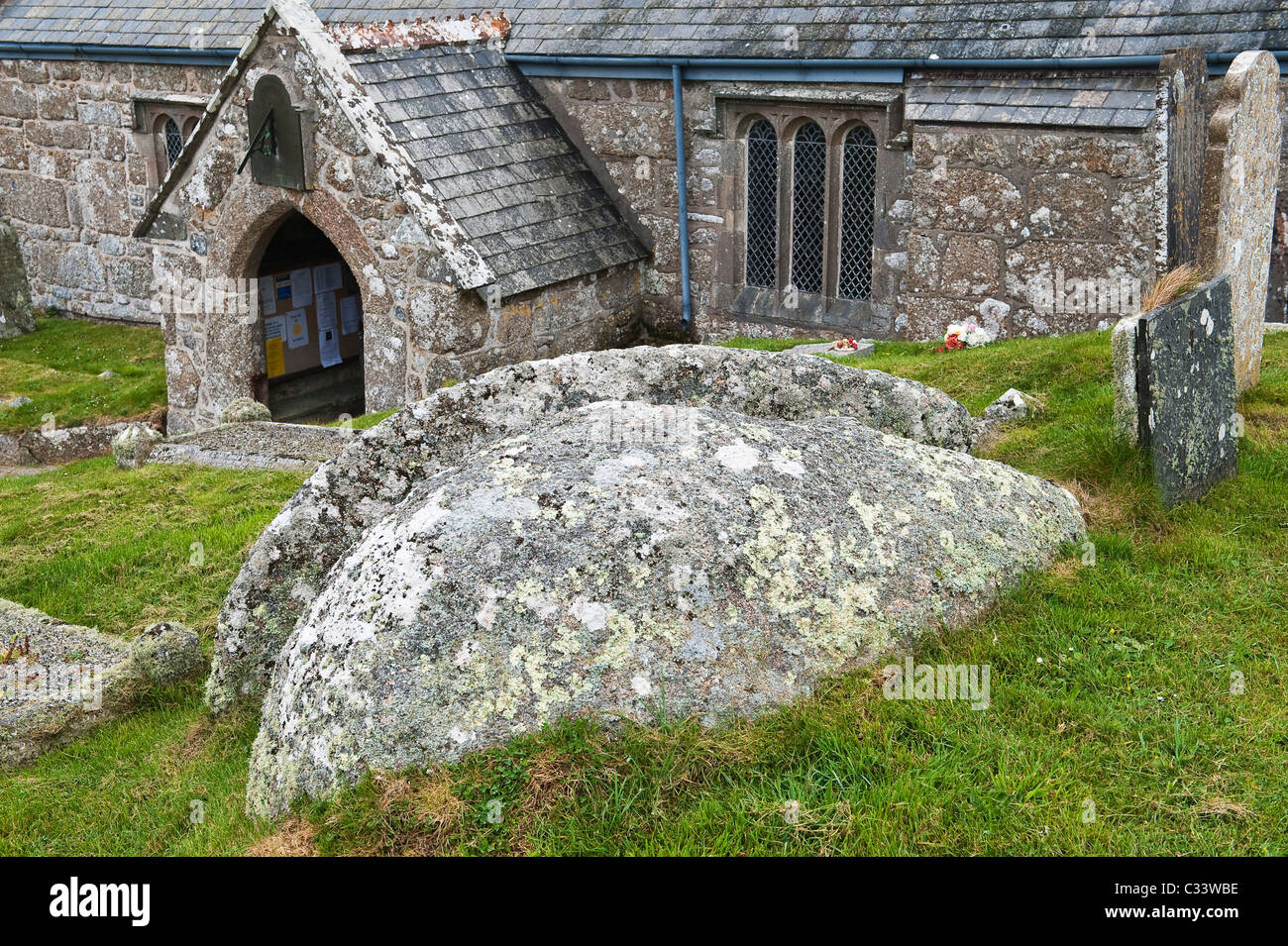 St Levan's Stone, St Levan, (près de Porthcurno) Cornwall, Royaume-Uni. La pierre aurait été divisée par le saint Cornouailles du sixième siècle Banque D'Images