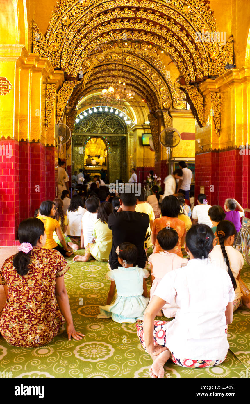 Les gens au Temple Mahamuni à Mandalay, Myanmar Banque D'Images
