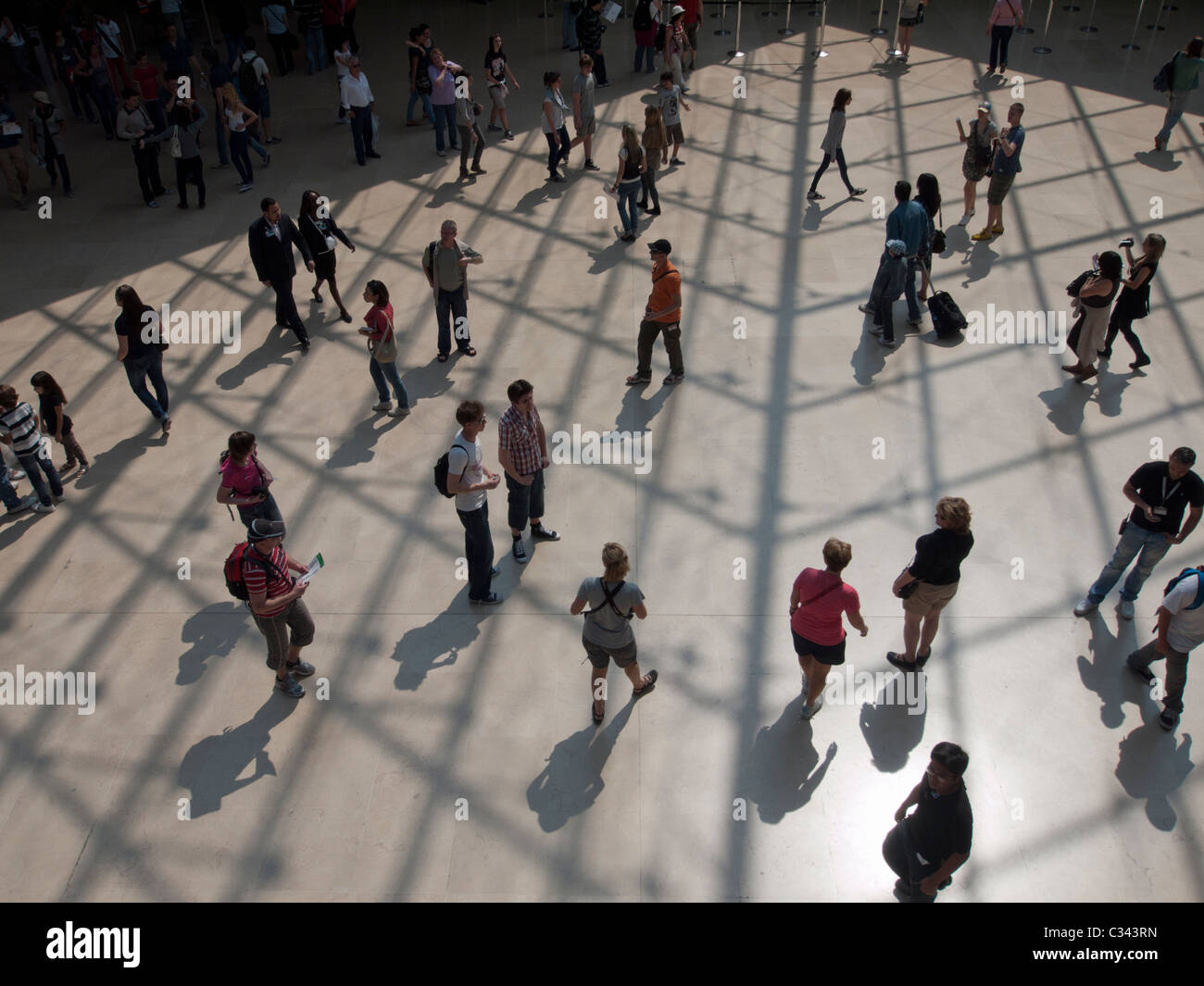 Des foules de touristes qui visitent le musée du Louvre à Paris France Banque D'Images