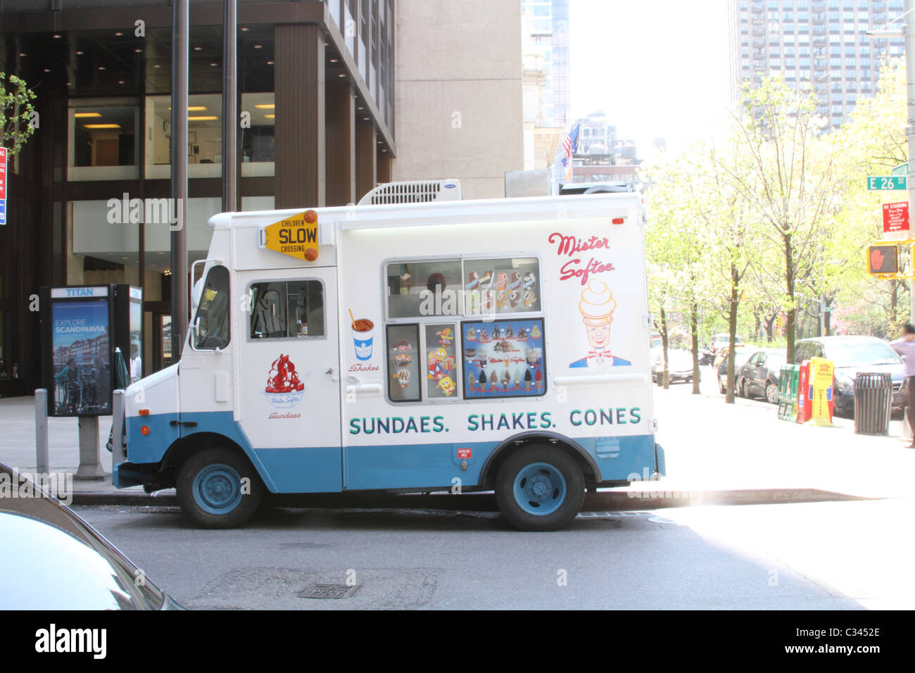 Camion de crème glacée à la rue de Manhattan pendant la journée Banque D'Images