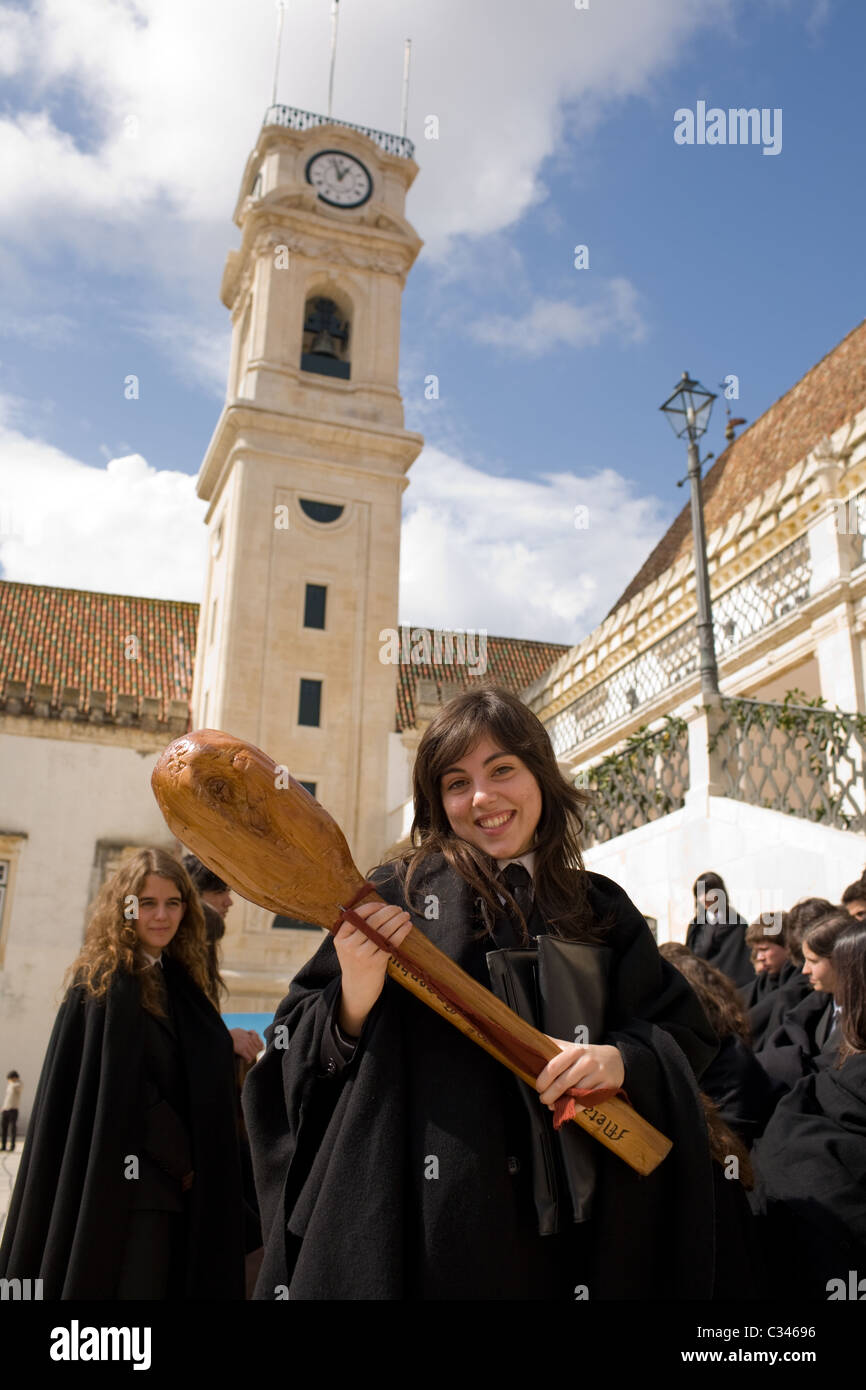 Black-caped étudiants, robe traditionnelle à l'ancienne université de Coimbra, Portugal Banque D'Images