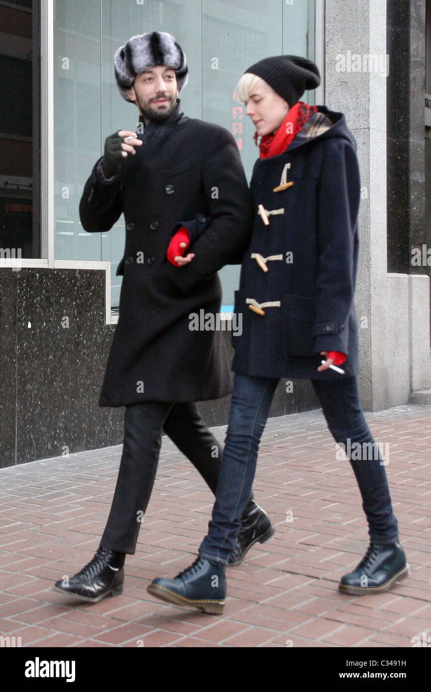 Agyness Deyn se termine contre le froid tout en dehors et environ dans la région de Manhattan's University Place avec petit ami Albert Hammond Jr. Banque D'Images