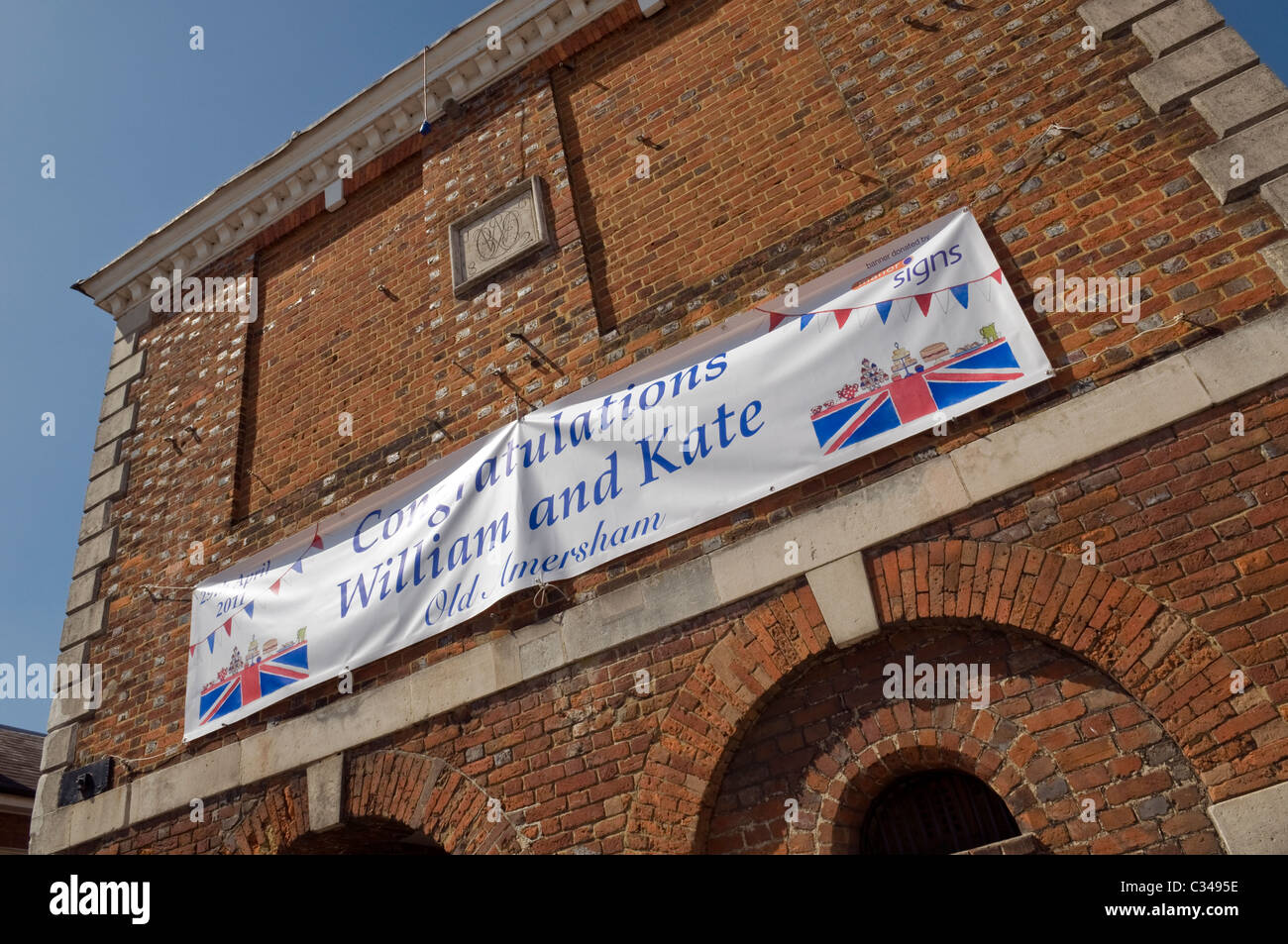 William et Kate Mariage Royal félicitations bannière sur old Amersham market hall Banque D'Images
