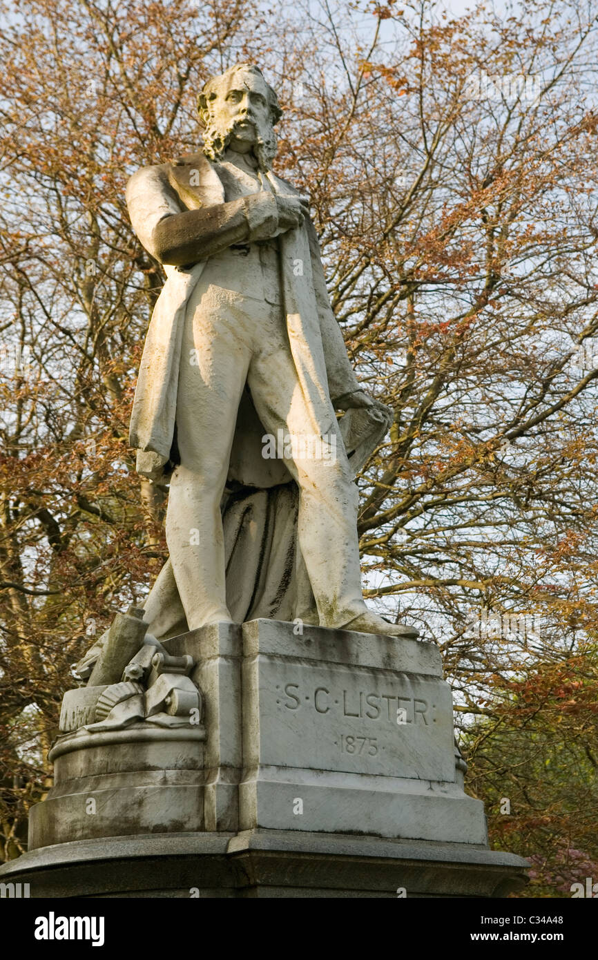 Angleterre Bradford, Yorkshire Lister Park, statue de S C Lister, propriétaire de l'usine, qui a fait don du parc à Bradford Banque D'Images