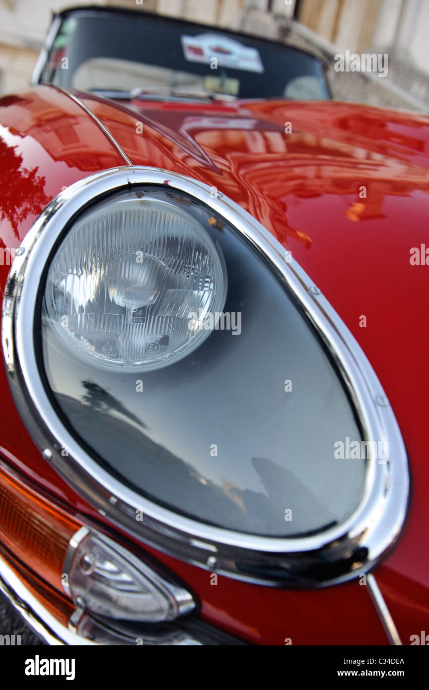 Detail shot du projecteur d'une Jaguar Type E rouge vintage voiture de sport britannique Banque D'Images