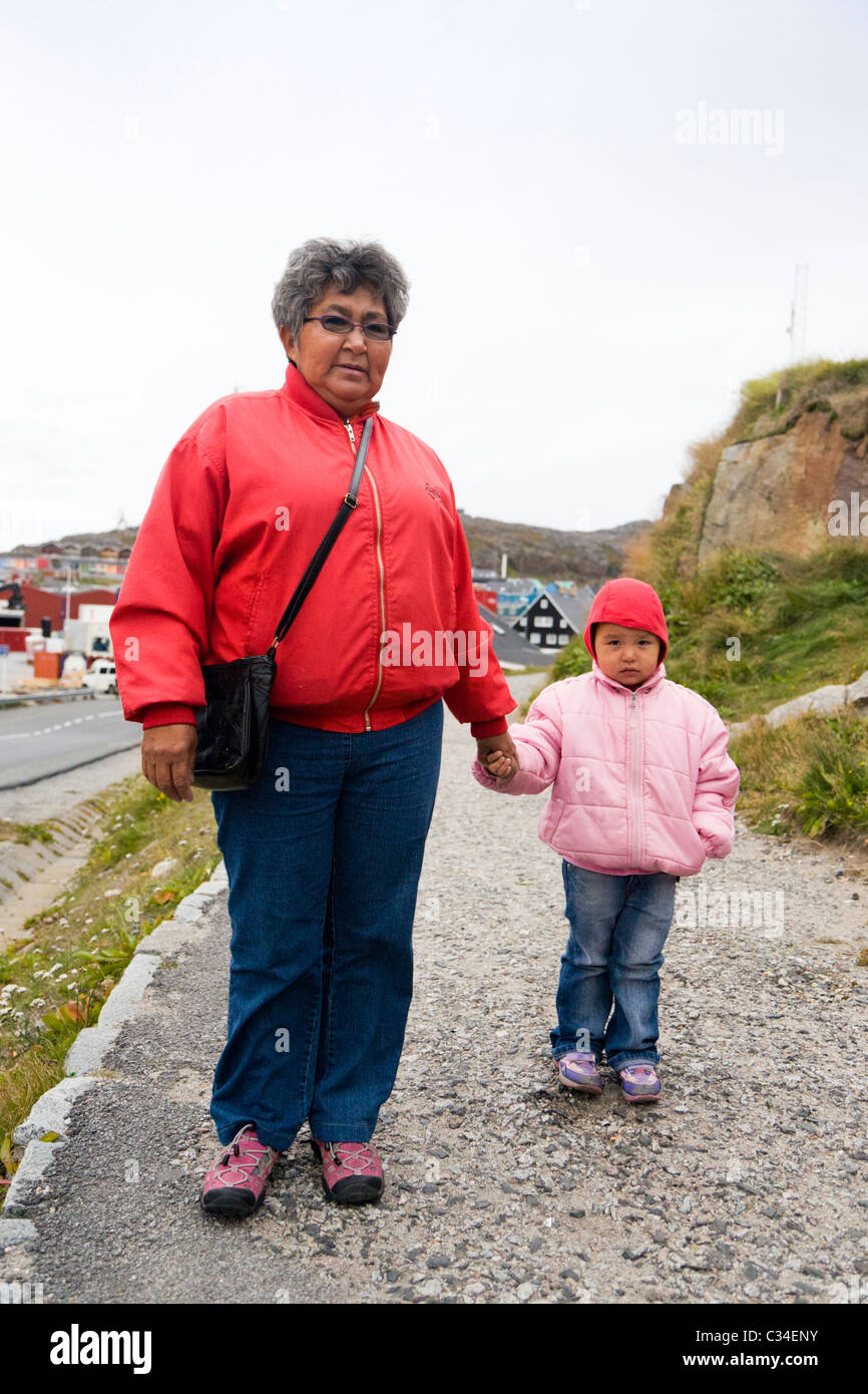 Femme avec son petit-enfant. Qaqortoq (Julianehåb), le sud du Groenland Banque D'Images