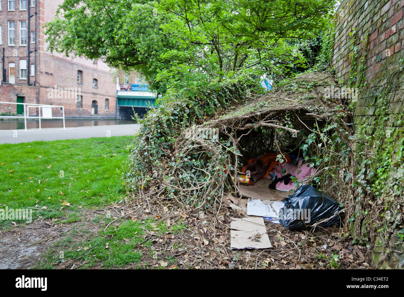 Royaume-uni : les sans-abri abri fabriqué sous les buissons et utilisé par une personne sans-abri, Nottingham, England, UK Banque D'Images