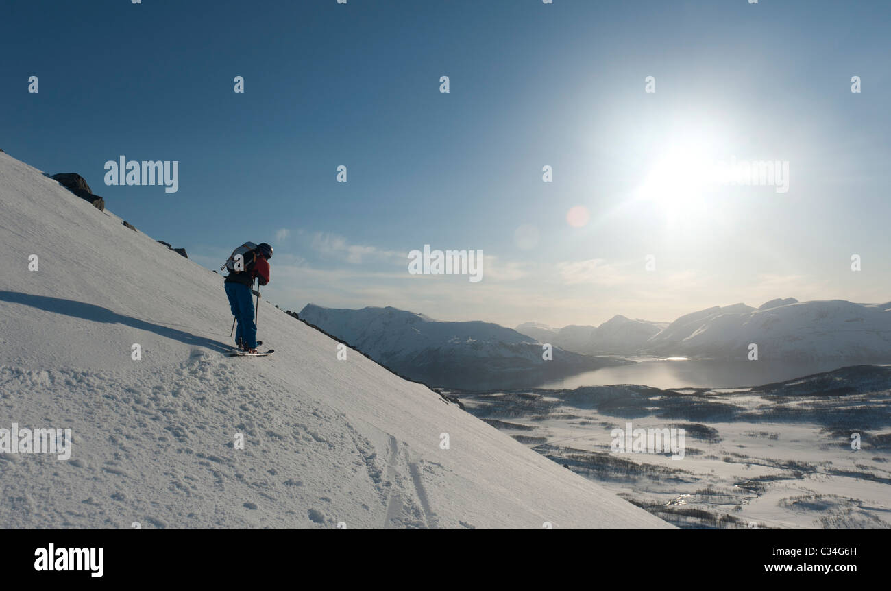 Un skieur libre admirant le paysage norvégien nothr sur son chemin vers le bas, Norvège Lyngen en Banque D'Images