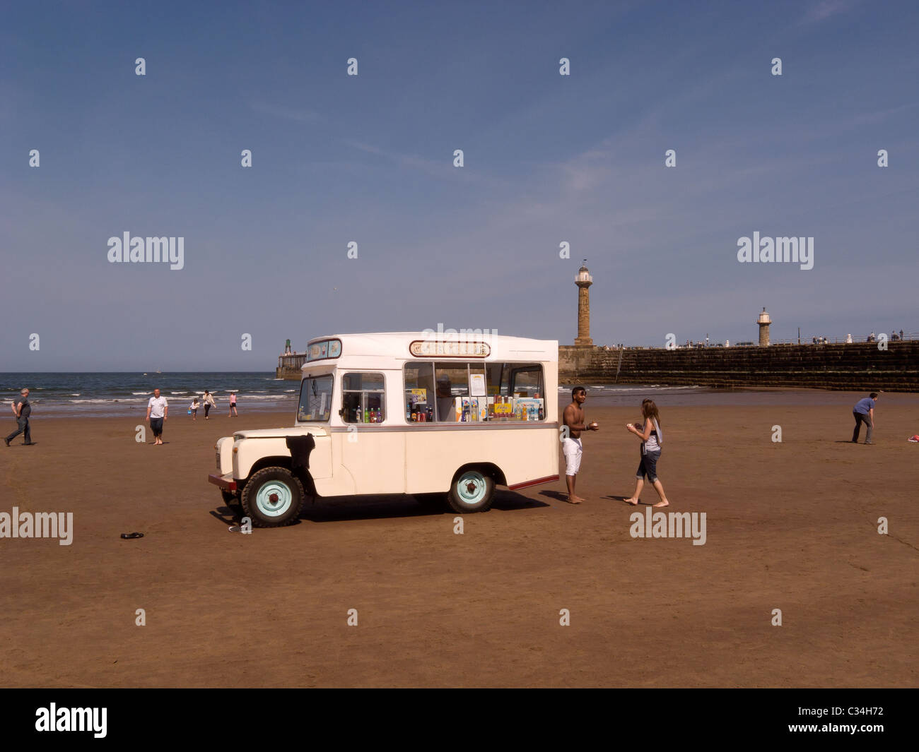 Ice Cream van converti à partir d'un Land Rover sur la plage le lundi férié Whitby, North Yorkshire Banque D'Images
