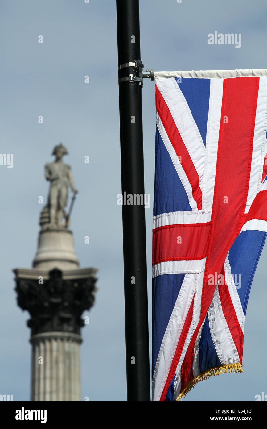 Union Jack et l'amiral Nelson à Trafalgar Sq. de colonne lors de célébrations de Mariage Royal Banque D'Images