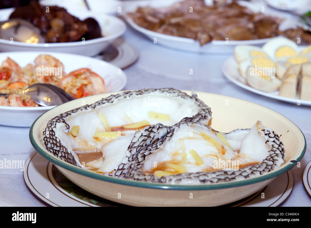 Accueil plats de poissons de mer à la vapeur au gingembre et sauce de soja Banque D'Images