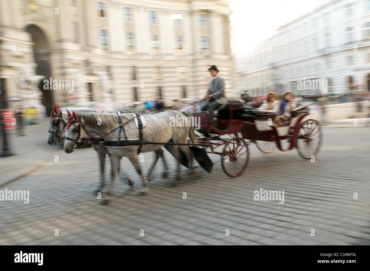 Transport de chevaux en passant par le Palais de la Hofburg Banque D'Images