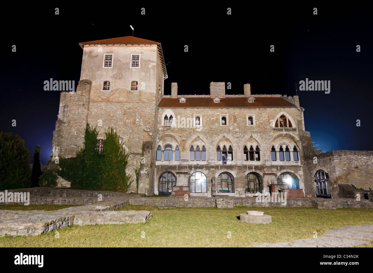 Vue arrière du château de Tata la nuit en Hongrie Banque D'Images