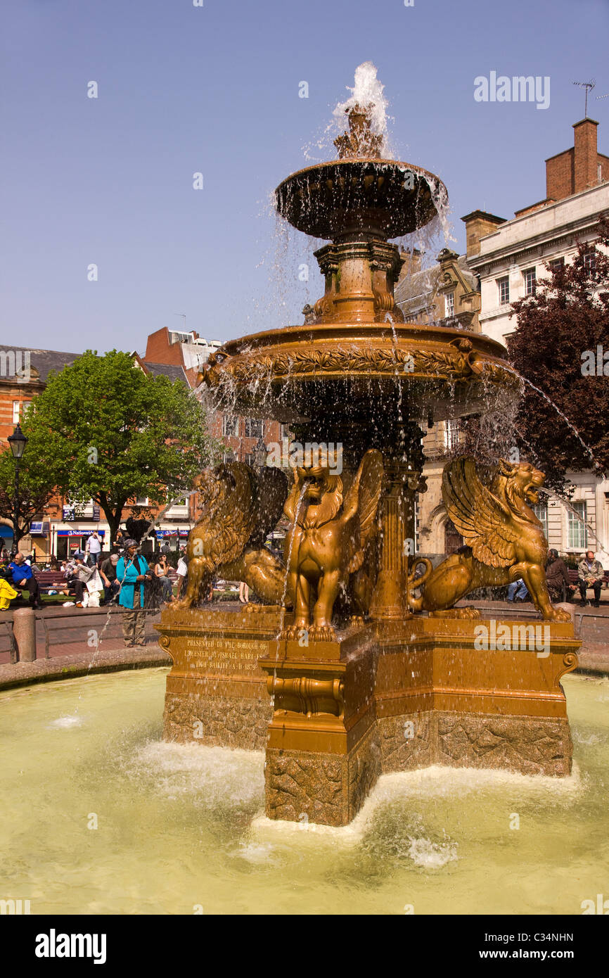 Fontaine d'eau ornementales au Town Hall Square, Leicester, England, UK Banque D'Images