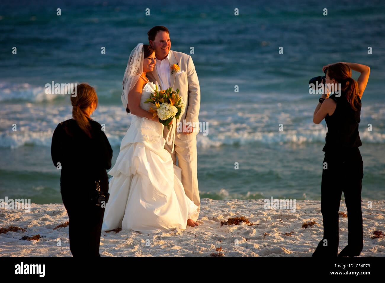 Jeunes mariés photographié au coucher du soleil à Alys Beach Floride USA Banque D'Images