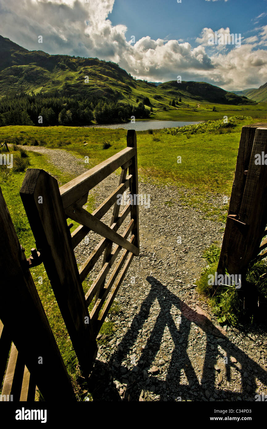 Porte en bois ouverte menant à Blea Tarn, Langdale, lors d'une journée ensoleillée d'été. Cumbria. Banque D'Images