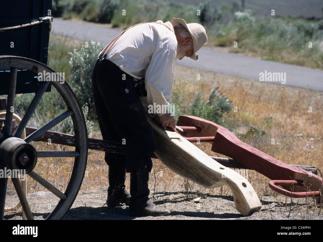 L'homme travaillant sur chariot couvert, Baker city, Oregon Banque D'Images