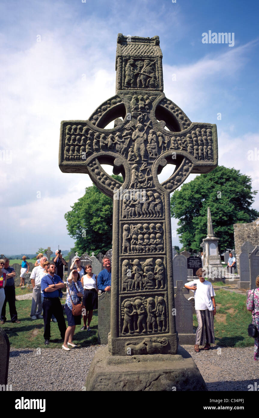 La Croix de Muiredach, Co Louth, Ireland;les touristes sur la croix de Muiredach Banque D'Images