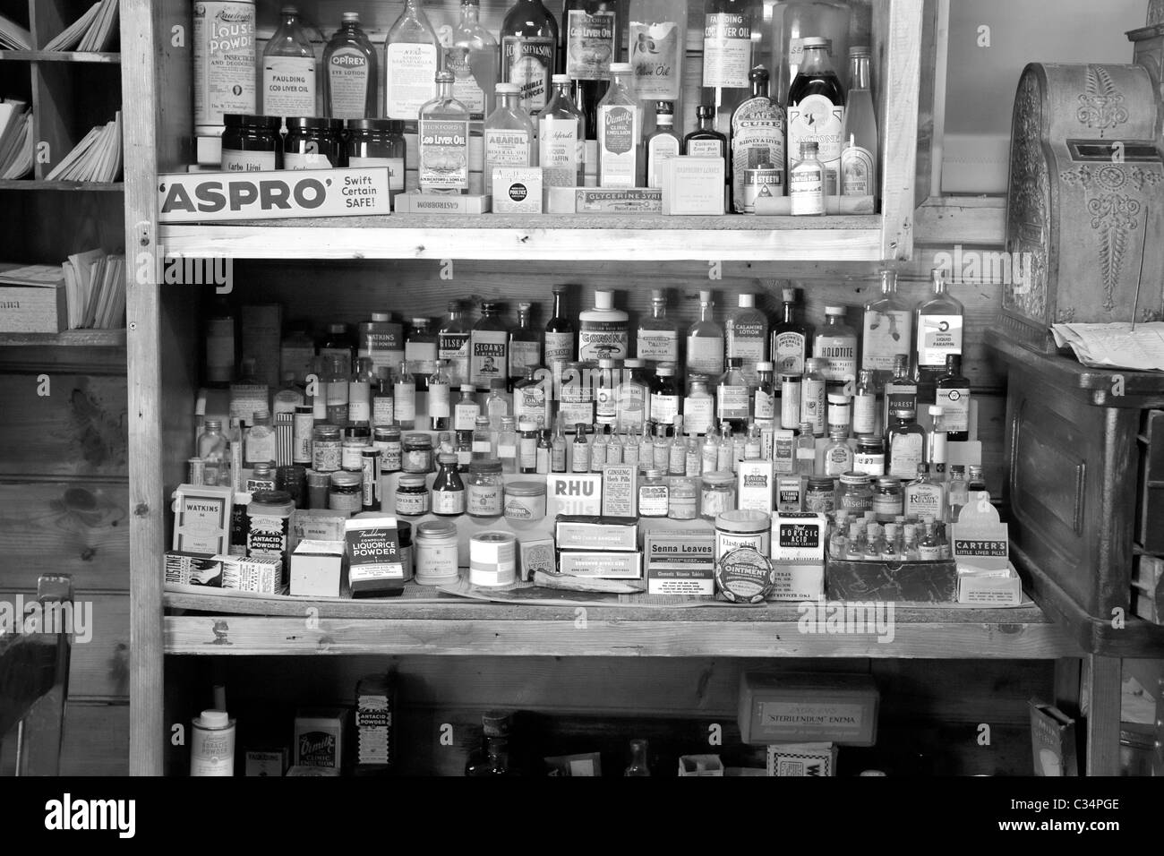 Vieux flacons de médicaments dans une ancienne pharmacie ou magasin général Banque D'Images