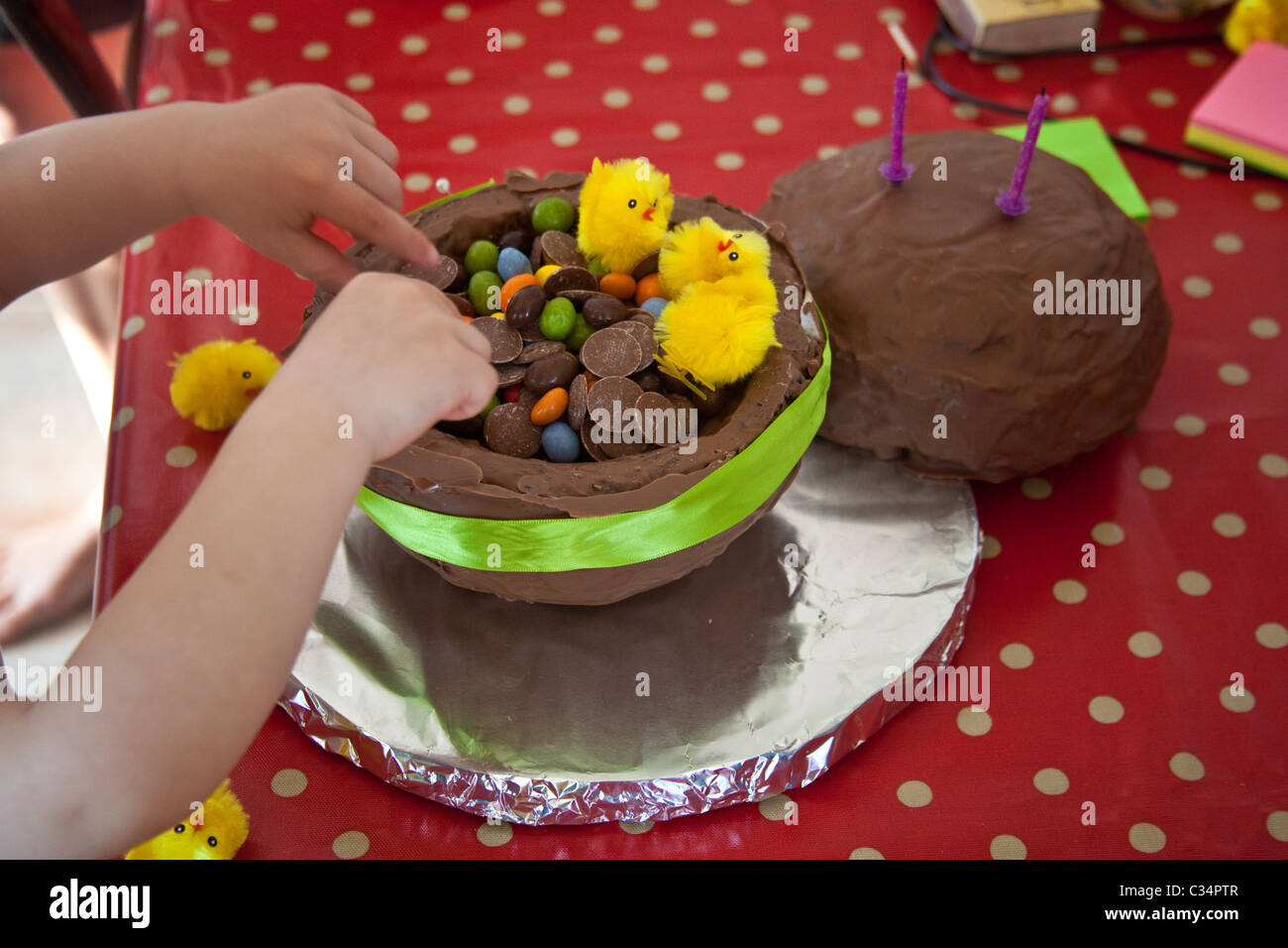 Gâteau aux œufs de Pâques au chocolat, gâteau rond fait maison en forme de boule. Banque D'Images