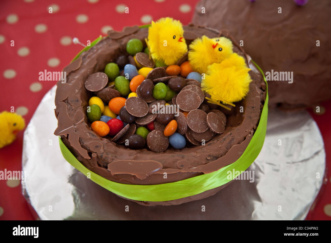 Gâteau aux œufs de Pâques au chocolat, gâteau rond fait maison en forme de boule. Banque D'Images