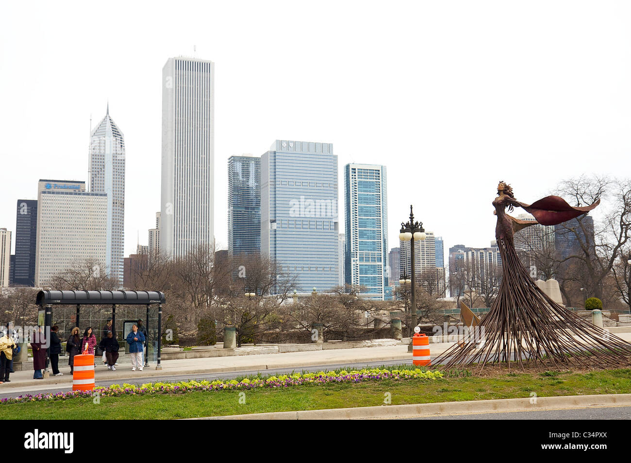 Sculpture Art Nouveau dans une rue à proximité d'un arrêt de bus dans le centre-ville de Chicago, la ville moderne en arrière-plan Banque D'Images