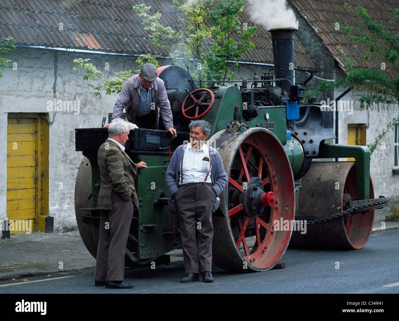 Stradbally, Co Laois,Ireland;hommes debout par un tracteur équipé d'un moteur de traction Rally Banque D'Images
