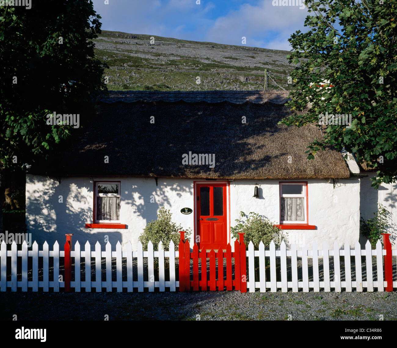 Ballyvaughan, Co. Clare, Ireland;Cottage blanc et rouge Banque D'Images